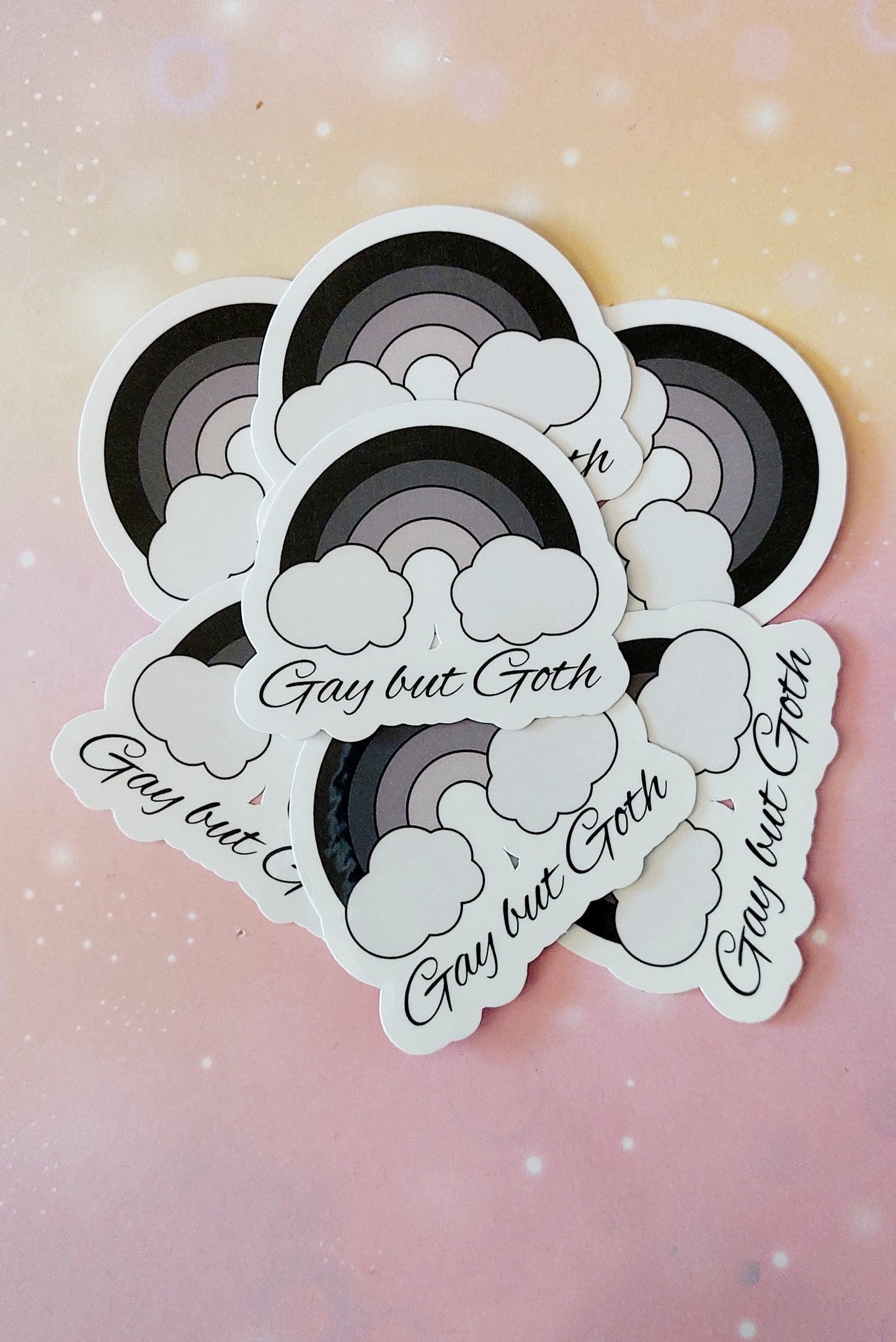 Gay but Goth Sticker witziger LGBTQAI+ Aufkleber für Goths, Pride Month Geschenk Idee für LGBT Community, schwarzer Regenbogen